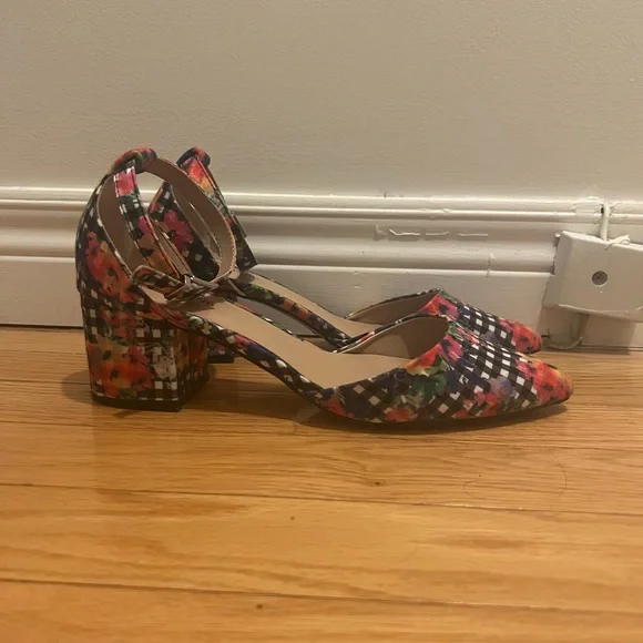 Call it Spring sandal - Picture 2 of 5